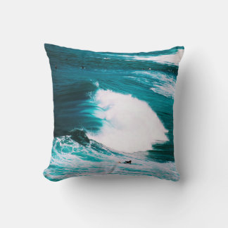 PERSON AUF DER SCHIFFFAHRT MIT OZEAN WAVES KISSEN