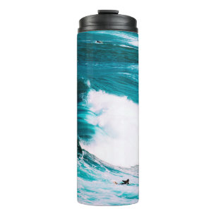 PERSON AUF DER SCHIFFFAHRT MIT OZEAN WAVES THERMOSBECHER