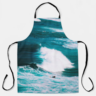 PERSON AUF EINEM SURFBOARD MIT MEERESWELLEN SCHÜRZE