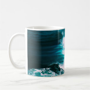 PERSON AUF SURFBOARD MIT MEERESWELLEN KAFFEETASSE