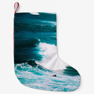 Person auf Surfbrett mit Meereswellen Kleiner Weihnachtsstrumpf