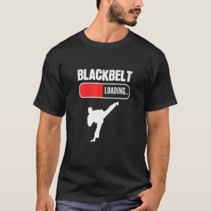Person, die den schwarzen Gürtel beladt T-Shirt