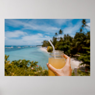 Person, die ein mit Saft gefülltes Massagegefäß in Poster