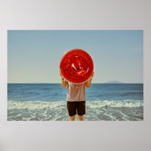 Person, die einen aufblasbaren Wassermelonring bes Poster