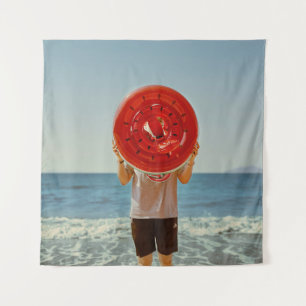 Person, die einen aufblasbaren Wassermelonring bes Wandteppich