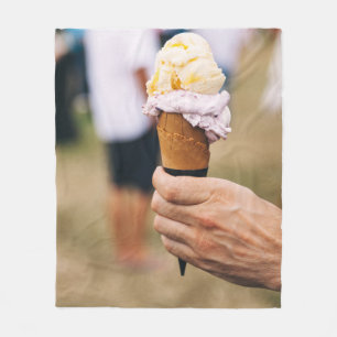 Person, die Eis auf Kegel hält Fleecedecke