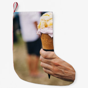 Person, die Eis auf Kegel hält Kleiner Weihnachtsstrumpf