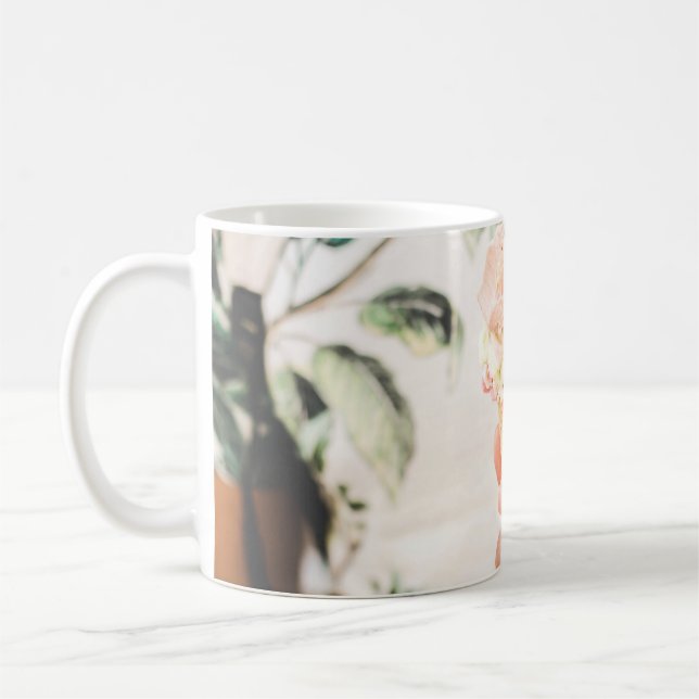 Person, die Eistüte mit drei Geschmacksrichtungen  Kaffeetasse (Links)