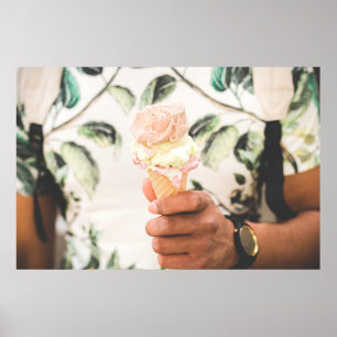 Person, die Eistüte mit drei Geschmacksrichtungen  Poster