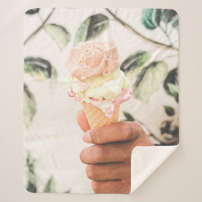 Person, die Eistüte mit drei Geschmacksrichtungen  Sherpadecke (Vorderseite)