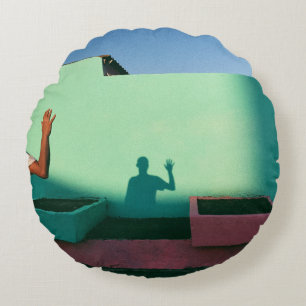 Person, die Schatten auf aquamarine Wandfarbe refl Rundes Kissen