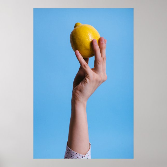 Person, die Zitrone hält Poster (Vorne)