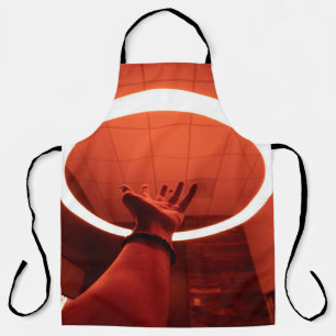 PERSON ERREICHT RUNDE-AUF-FLUORESCENT LAMP I SCHÜRZE