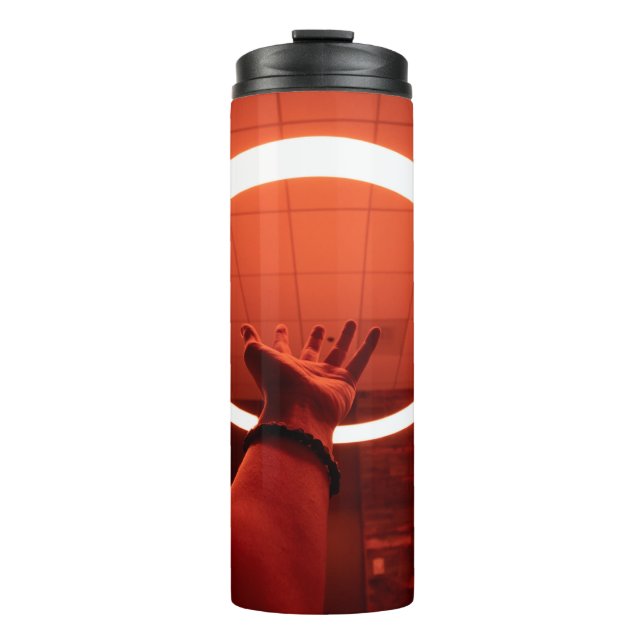 PERSON ERREICHT RUNDE-AUF-FLUORESCENT LAMP I THERMOSBECHER (Vorderseite)