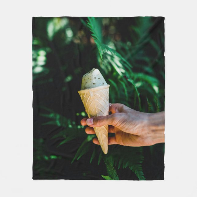 Person holding ice cream fleecedecke (Vorderseite)