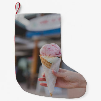 Person holding strawberry ice cream kleiner weihnachtsstrumpf