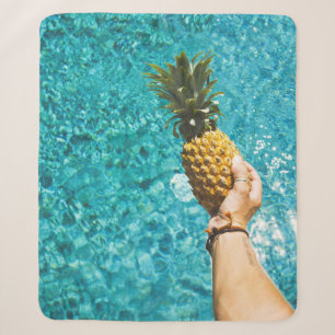 Person holding yellow pineapple sherpadecke