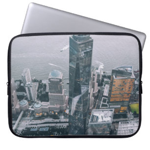 PERSON IM GEBÄUDE LAPTOPSCHUTZHÜLLE