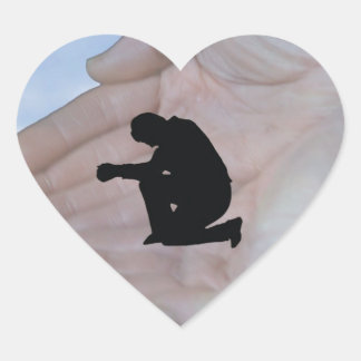 Person im Gebet, in den Händen Gottes Herz-Aufkleber