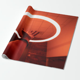 PERSON LANGSAM UM GEDREHTE LEUCHTSTOFFLAMPE I GESCHENKPAPIER