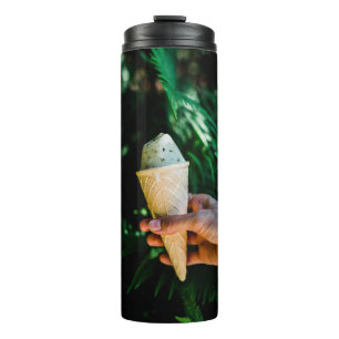 Person mit Eis Thermosbecher