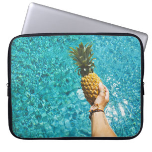Person mit gelbem Ananas Laptopschutzhülle