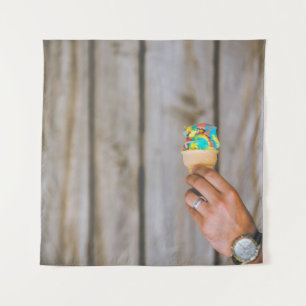 Person mit mehrfarbigem Eis Wandteppich