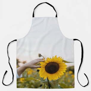 Person mit Sonnenblume Schürze