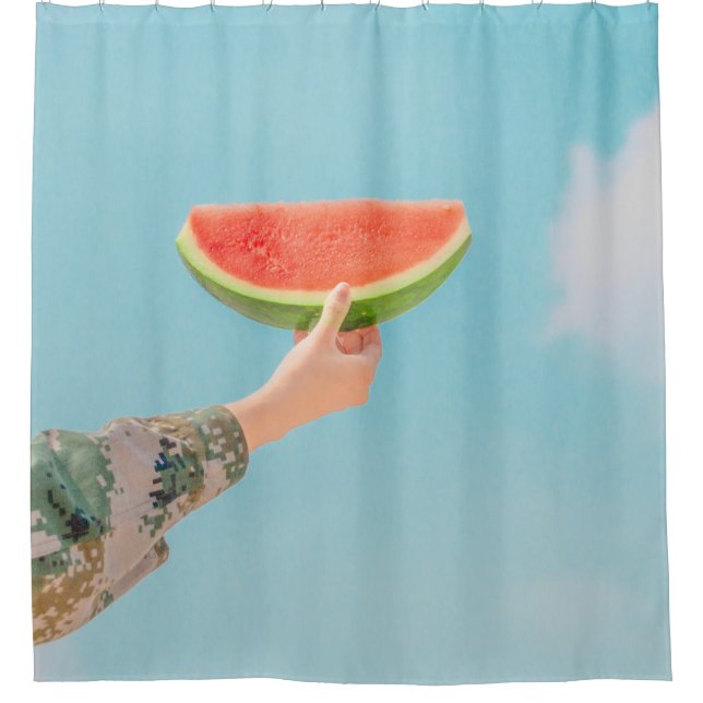 Person mit Wassermelone in Scheiben Duschvorhang (Vorderseite)