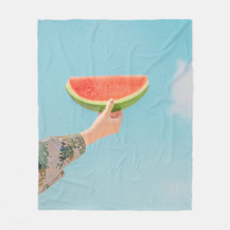 Person mit Wassermelone in Scheiben Fleecedecke