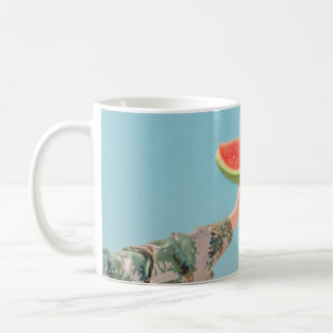 Person mit Wassermelone in Scheiben Kaffeetasse