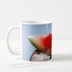 Person mit Wassermelone in Scheiben Kaffeetasse