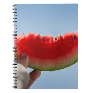 Person mit Wassermelone in Scheiben Notizblock