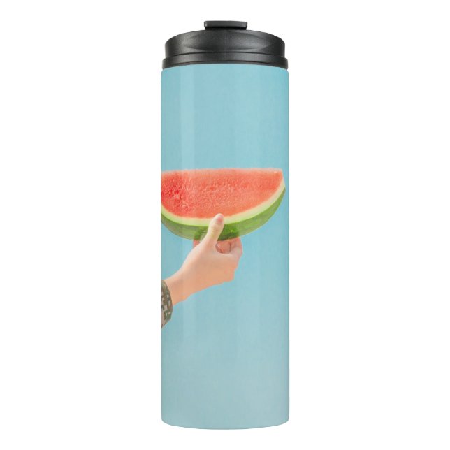 Person mit Wassermelone in Scheiben Thermosbecher (Vorderseite)