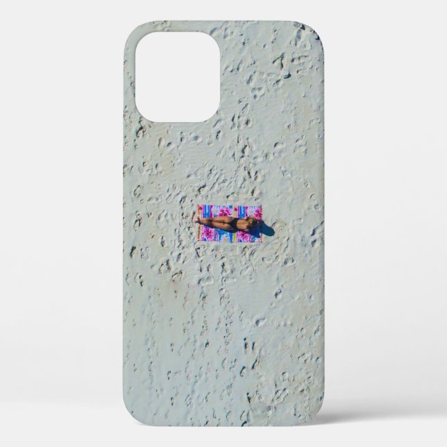 Person sonnt sich am Strand Case-Mate iPhone Hülle (Rückseite)