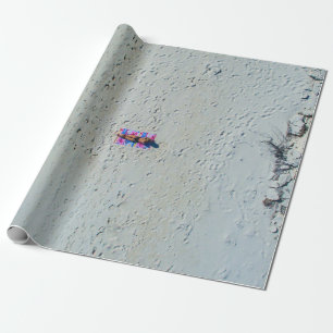 Person sonnt sich am Strand Geschenkpapier
