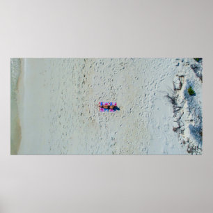 Person sonnt sich am Strand Poster