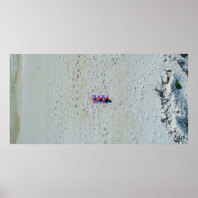 Person sonnt sich am Strand Poster (Vorne)