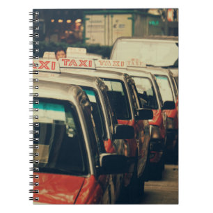 PERSON STEHEND IN DER NÄHE VON PARKED TAXI AM TAG NOTIZBLOCK