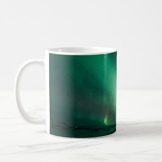 PERSON STEHEND VOR AURORA-LICHTEN KAFFEETASSE (Links)