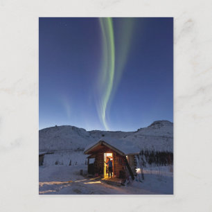 Person steht in der Tür der Caribou Bluff-Hütte Postkarte