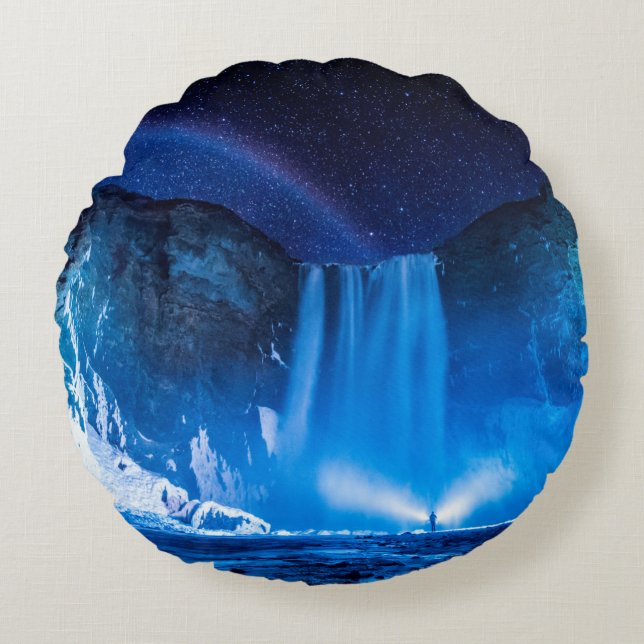 PERSON VOR WASSERFÄLLEN IN DER NACHTZEIT RUNDES KISSEN (Vorderseite)