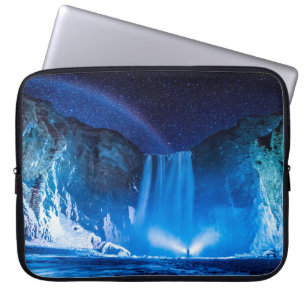 PERSON VOR WASSERFÄLLEN WÄHREND DER NACHTZEIT LAPTOPSCHUTZHÜLLE