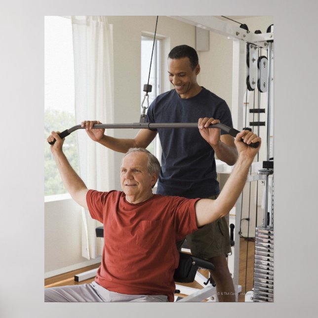 Personal Trainer mit Mann im Zuhause-Gym Poster (Vorne)