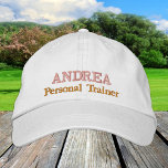 PERSONAL TRAINER "Name" bestickter LKW-Hut Bestickte Baseballkappe<br><div class="desc">bestickte Hats: Klassische,  goldfarbene/schwarze Modebaseballkappe mit dem Text "PERSONAL TRAINER" & Ihrem "Namen" für den weltbesten Personal Trainer,  Sporttrainer,  Fitness Instruktor / Team Gebäude</div>