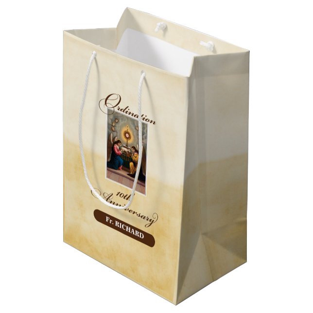 Personalisieren, 10. Ordination Anniversary Angels Mittlere Geschenktüte (Vorderseite Schrägansicht)