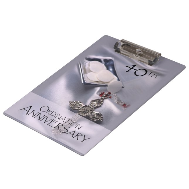 Personalisieren, 40. Ordination Jubiläum Glückwuns Klemmbrett (Schrägansicht)