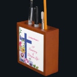 Personalisieren, 50. Jubiläum Nun religiöses Leben Stifthalter<br><div class="desc">Orangefarbene, lila, rosa und blaue Blumen mit grünen Blätter neben einem großen blauen Kreuz, alles in Weiß. Ein sehr schönes Geschenk, Souvenir, Geschenk oder Party unverzichtbar, um eine gute Nun zu ihrem 50-jährigen Jubiläum des religiösen Lebens zu beglückwünschen. Lass ihr, dass du ihr das Beste wünschst und dass ihre gute...</div>