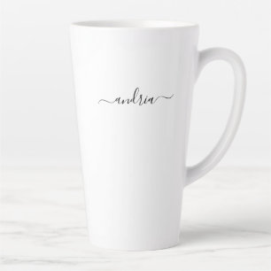 Personalisieren des Namens in schwarzem Script Milchtasse