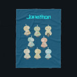 Personalisieren - Niedliche Roboter-Illustration Fleecedecke<br><div class="desc">Personalisieren Sie Ihre Daten mit dem Namen oder Text Ihrer Wahl. Niedlicher und freundlicher Roboter mit einer Antenne auf seinem Kopf und einem handlichen Rad für die Bewegung. Seine Arme haben Klammern zum Greifen von Dingen und haben ein angenehmes,  emotionsloses Gesicht.</div>
